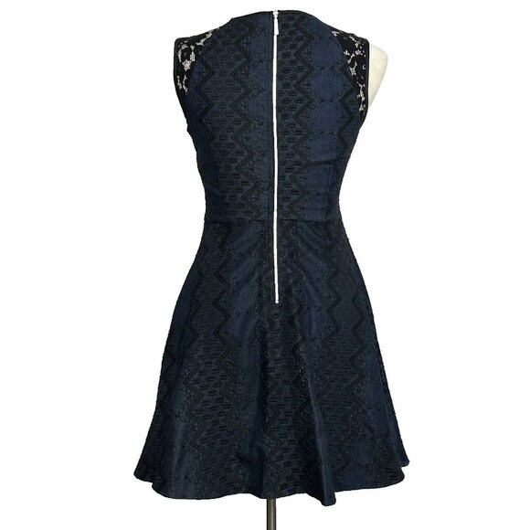 Mun Mun Women's Embroidered Fit & Flare Sleeveless Denim Dress Size M Blue EUC - Picture 2 of 10